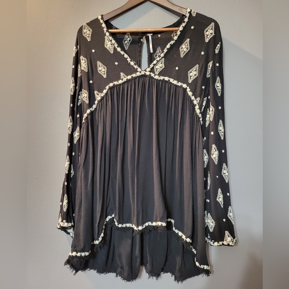 Free People Black & White V-Neck Embroidered Blouse w/ Bell-sleeves Womens Small - Picture 1 of 5